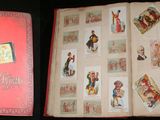 deux livres ouverts sur une table noire