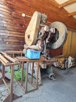 a machine that is sitting on a table in front of a building