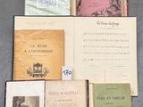beaucoup de vieux livres posés sur la table