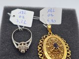 Deux bagues en or et une bague en diamant sont exposées dans un écrin