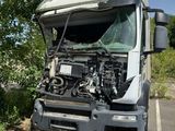 un camion dont le capot est ouvert, garé sur le bord de la route