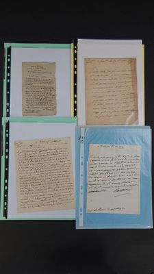 un livre sur lequel sont posés plusieurs papiers