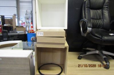 un bureau avec une chaise et un ordinateur posé dessus, dans un magasin