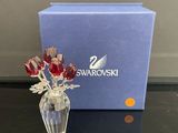 un vase en verre contenant des fleurs, posé sur une table