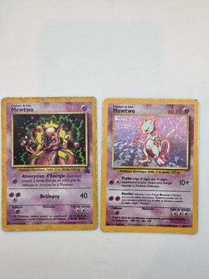 deux cartes pokemon posées l'une sur l'autre sur une table