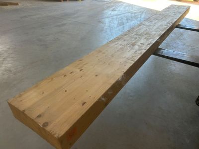 un long banc en bois au milieu d'une pièce