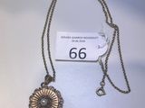 Collier plaqué argent orné d'un motif floral sur une chaîne