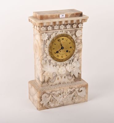 une horloge posée sur une table