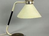 une lampe de table blanche avec un pied en bois et un abat-jour blanc