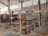 de nombreux échafaudages sur un bâtiment en cours de construction