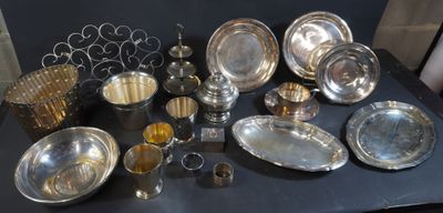 une table sur laquelle sont disposés de nombreux plats en argent
