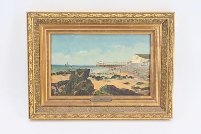 une peinture à l'huile représentant une scène de plage avec une jetée en arrière-plan