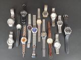 un grand nombre de montres posées sur une table