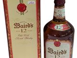la bouteille se trouve à côté de la boîte d'alcool