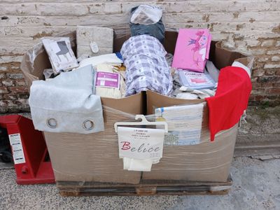 un carton rempli d'objets posé sur le trottoir