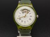 une montre verte avec un cadran blanc sur un fond noir