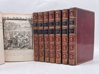 cinq livres posés les uns à côté des autres sur une table