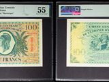 Trois types de monnaies différents sont exposés dans une vitrine
