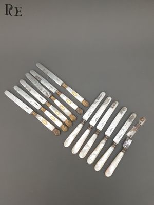 six couteaux sont alignés sur une surface grise
