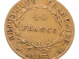 Gros plan sur une pièce d'or ornée d'une couronne.