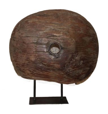 un objet en bois percé d'un trou au milieu