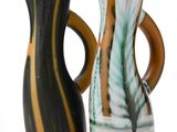 deux vases posés l'un à côté de l'autre sur une surface blanche