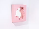 un tableau accroché au mur d'une pièce blanche aux murs roses