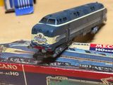 un train miniature posé sur une boîte