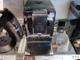 une exposition de machines à café présentées dans un magasin