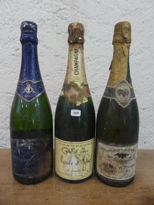 trois bouteilles de vin posées sur une table, l'une à côté de l'autre