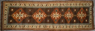 TAPIS galerie en laine à décor de 5 losanges dans les tons b…