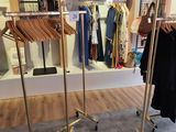 une vitrine présentant des vêtements et des sacs à main dans un magasin