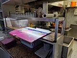 un plan de travail sur lequel sont posés tout un tas d'objets