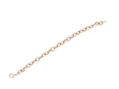 gros plan d'un bracelet en chaîne en or sur fond blanc