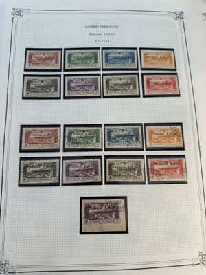 une image d'une collection de timbres sur une table