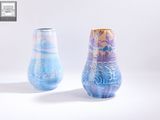 deux vases posés côte à côte sur une surface blanche
