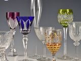 un grand nombre de verres à vin posés sur une table