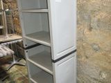 une armoire haute à trois étagères dans une pièce