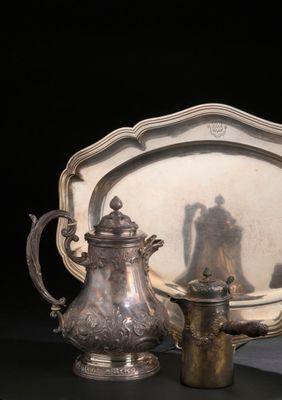 un plateau en argent avec une théière en argent et une théière en argent