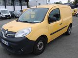 une petite camionnette jaune garée dans un parking