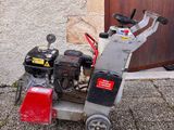 une petite machine installée à l'extérieur d'un bâtiment
