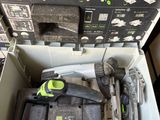 une boîte avec des outils à l'intérieur sur le sol