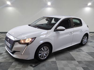la voiture blanche est garée sur un sol en damier dans le garage