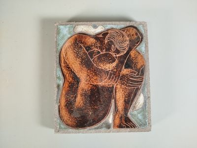 une photo d'une photo représentant une femme sur une assiette