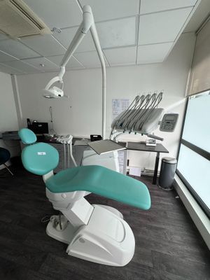 un fauteuil de dentiste au milieu de la pièce