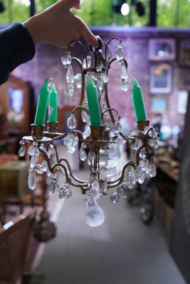 Lustre en métal doré à 6 bras de lumière, les pampilles en c…