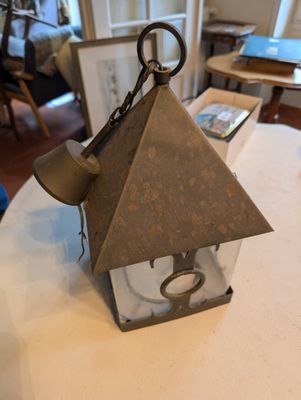 une petite lanterne posée sur une table dans un salon