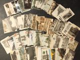 beaucoup de vieilles cartes postales posées sur une table