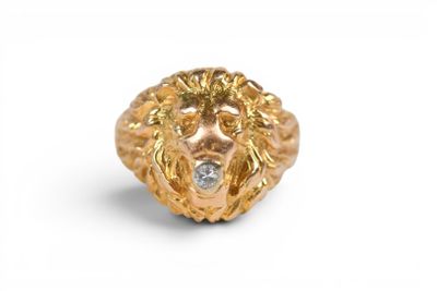 une bague en or en forme de tête de lion, ornée d'un diamant au centre