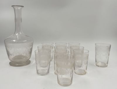 plusieurs verres et une carafe posés sur une table devant un fond blanc
